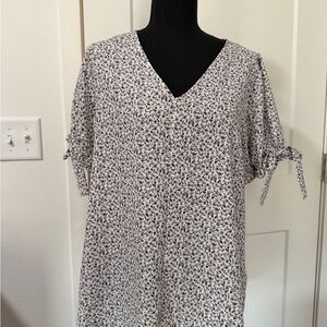 ANDREE BY UNIT Black and White Floral Blouse